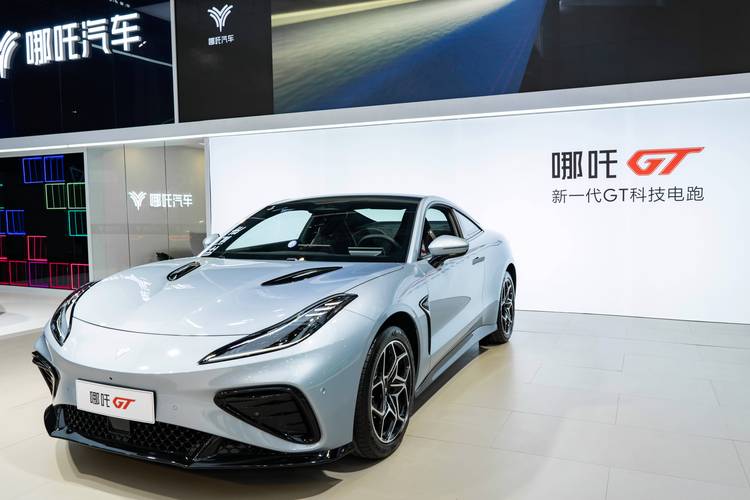 成都锦江区兴赛明企业管理咨询哪吒汽车在智能汽车领域的表现，领途汽车在新能源汽车市场中的影响力